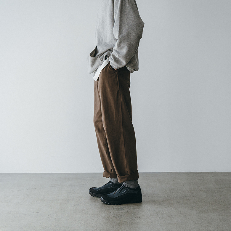 ブラウンのテーパードパンツ