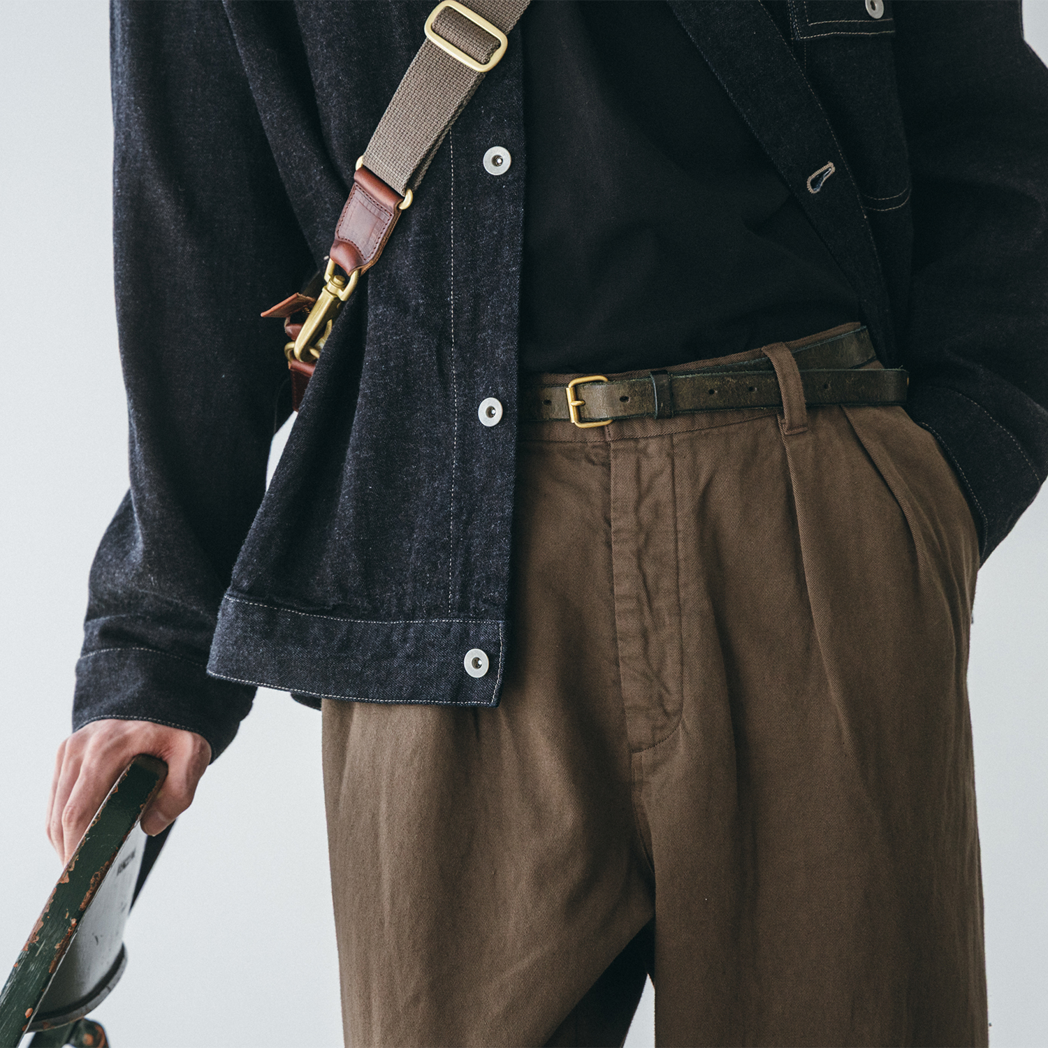 ブラウンのワイドパンツ