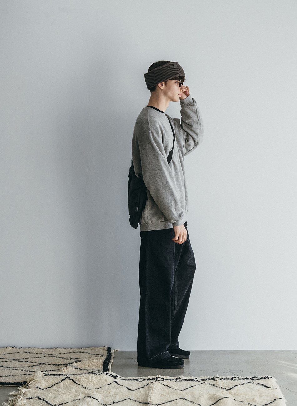 グレーのスウェット