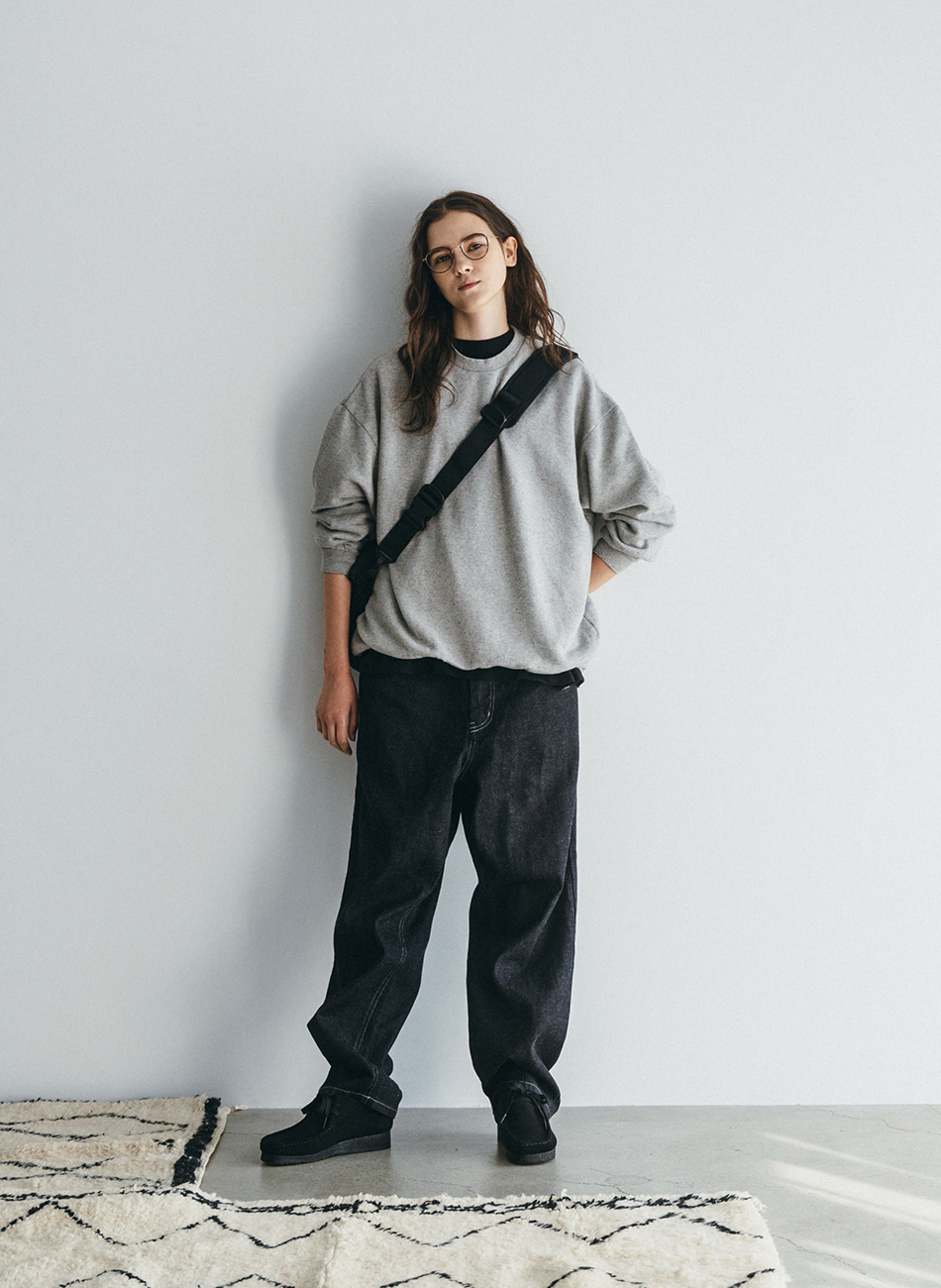 グレーのスウェット