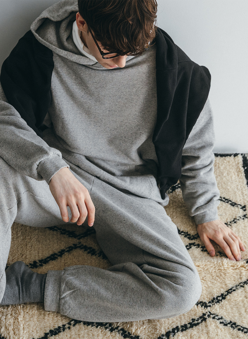 グレーのパーカー