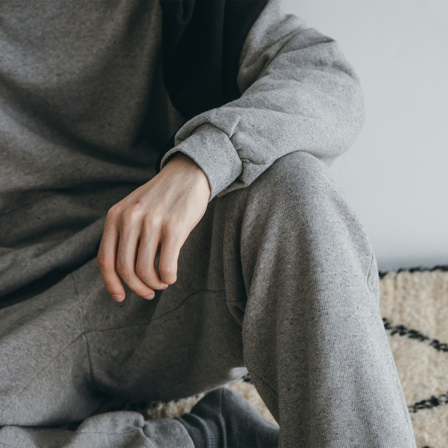 グレーのパーカー