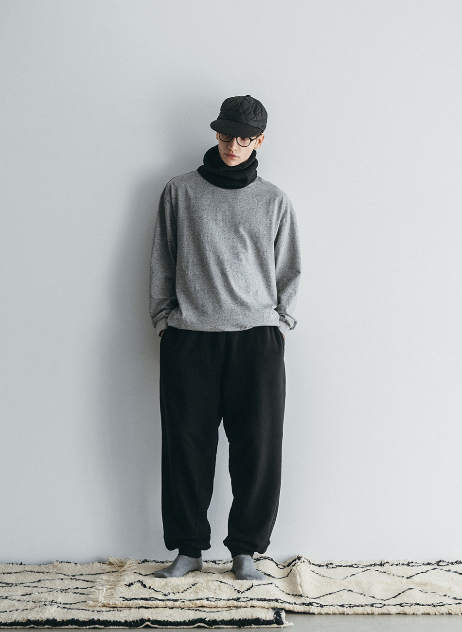 黒のスウェットパンツ