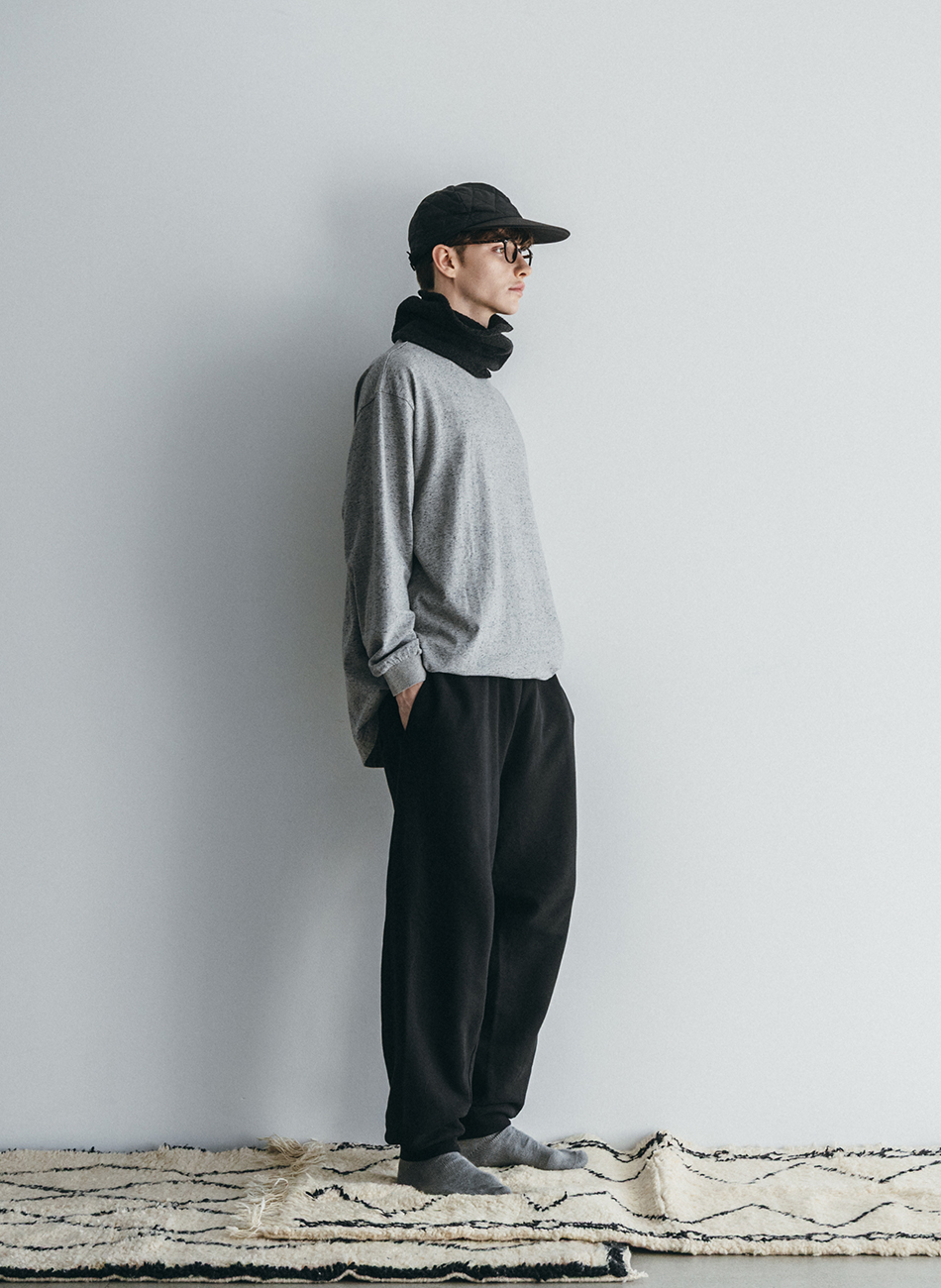 黒のスウェットパンツ