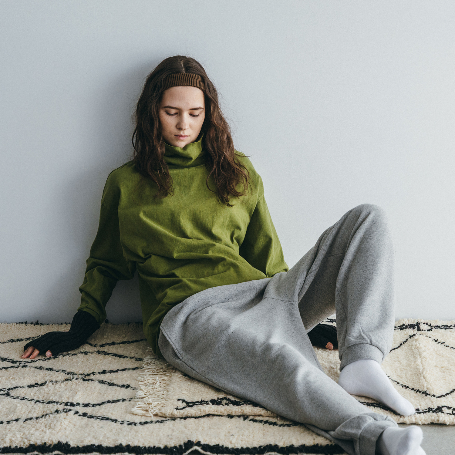 グレーのスウェットパンツ