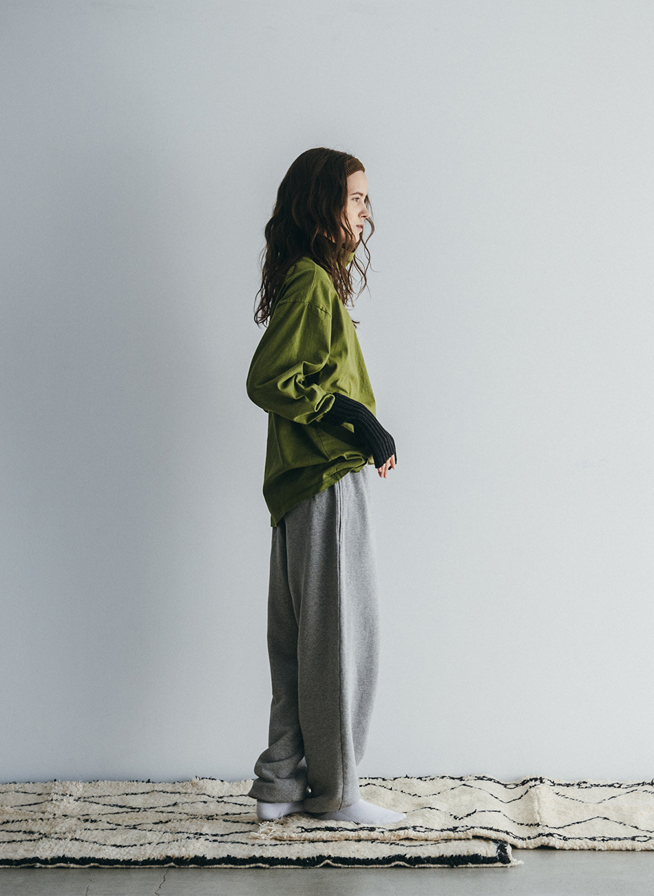 グレーのスウェットパンツ